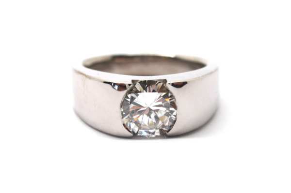 Solitaire brilliant cut diamond in a wide tapering band