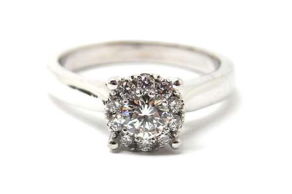 Illusion centre solitaire ring with four large outside claws