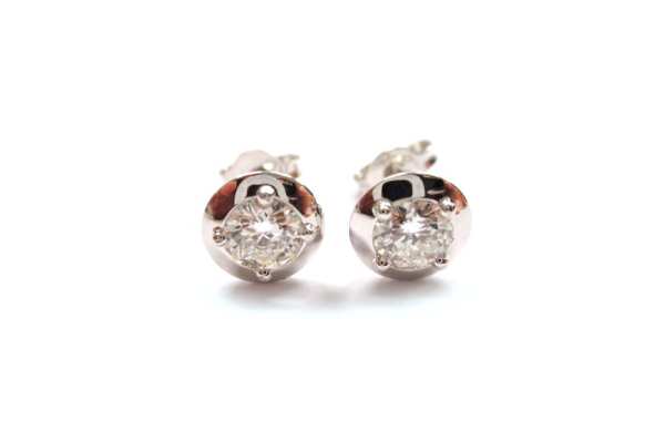 Brilliant cut round diamonds claw set into white gold disc earrings